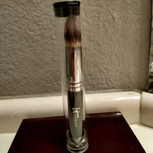 NIB  iT COSMETIC #11 COMPLEXION BRUSH